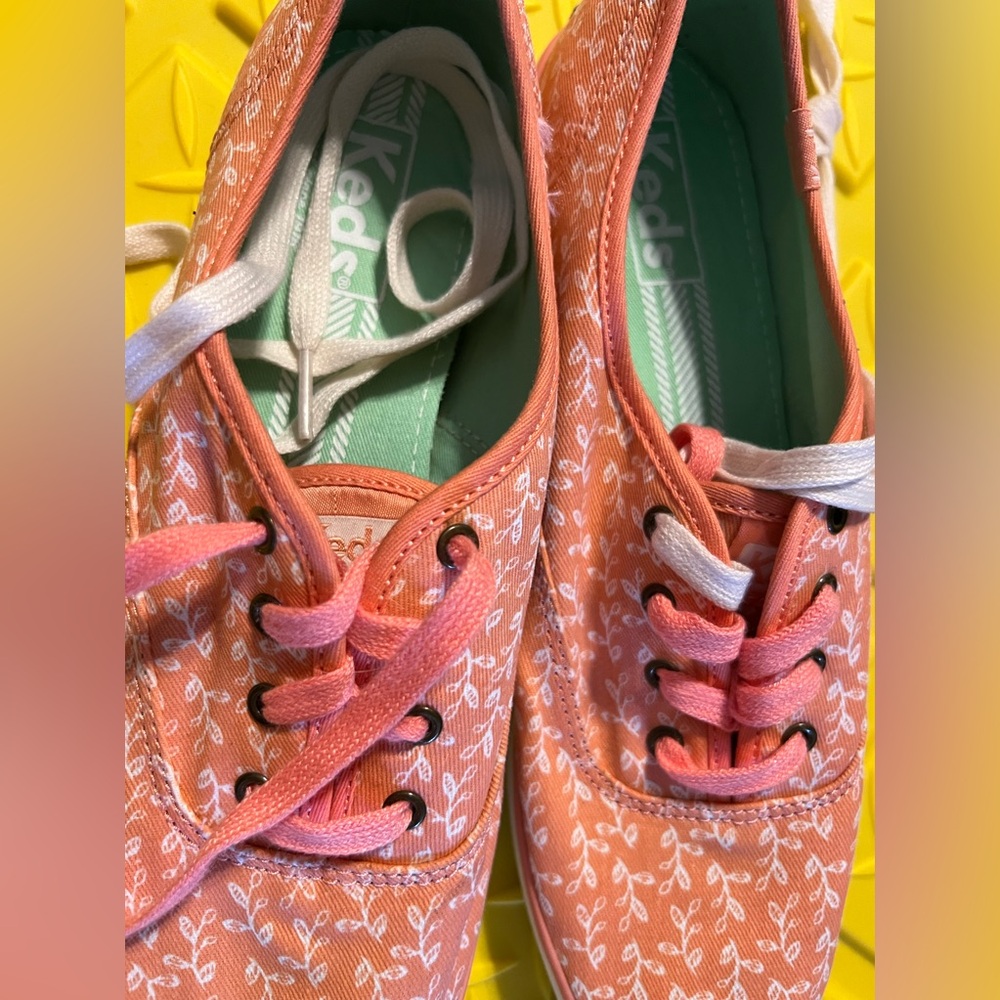 Keds peach and white size 8 sneakers NEW